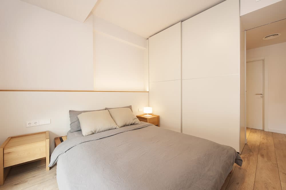 Dormitorio de estilo minimalista y nórdico en blanco y madera