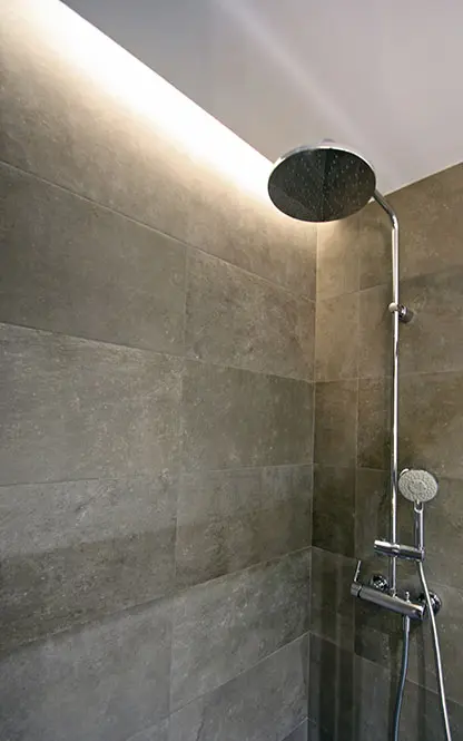 Fossejat amb tira LED a la dutxa. Reforma bany Sincro.