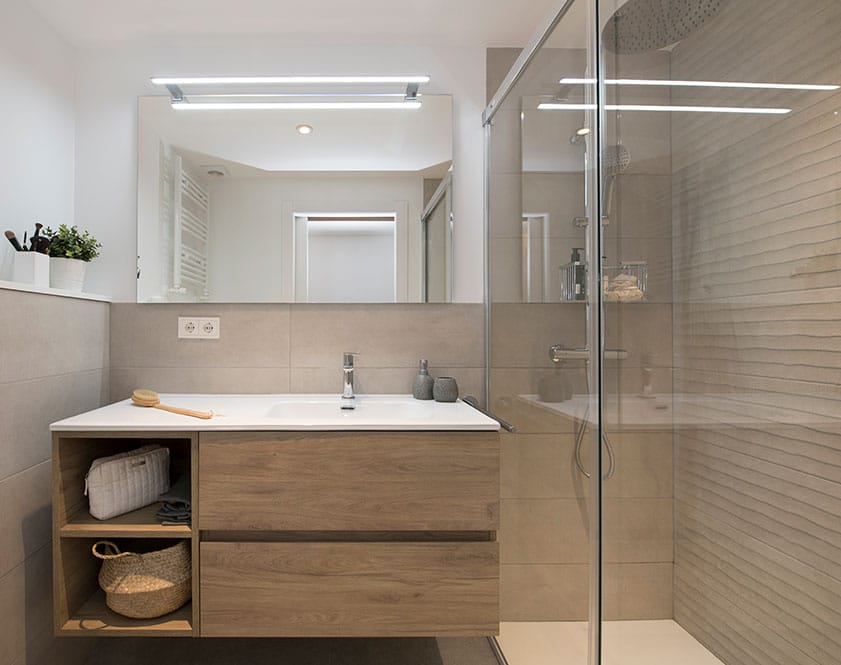 Moble bany Unibany fusta i dutxa amb colors neutres (gris, blanc i beix) - Reforma Sincro