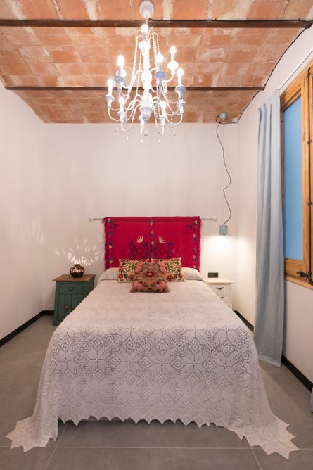 Dormitorio de estilo vintage y bohemio. Con bóveda catalana y lámpara de araña.