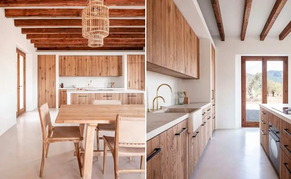 Cuina menjador amb estructures i mobles de fusta a una casa de decoració rústica