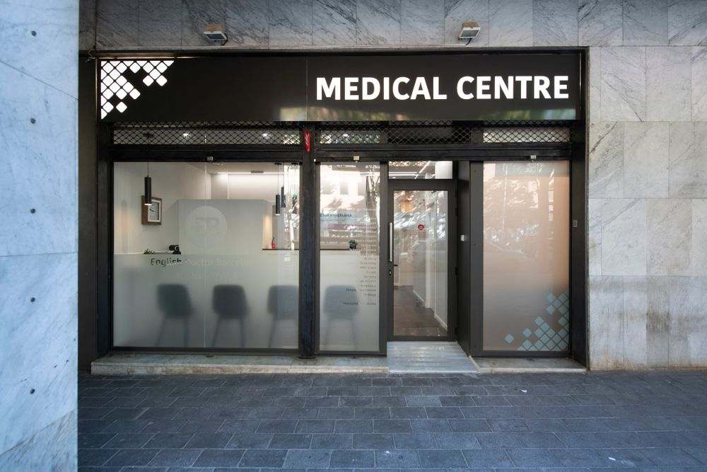 Fachada entrada del centro médico "English Doctor" - Reforma de local Sincro en Barcelona