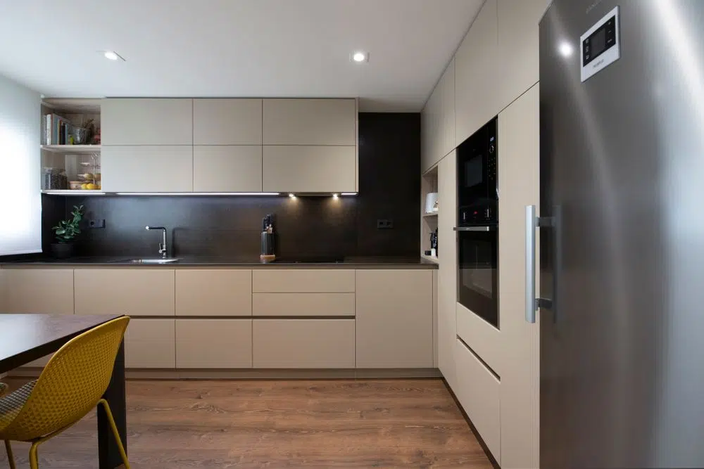 Mueble cocina moderna en distribución L y de color crema