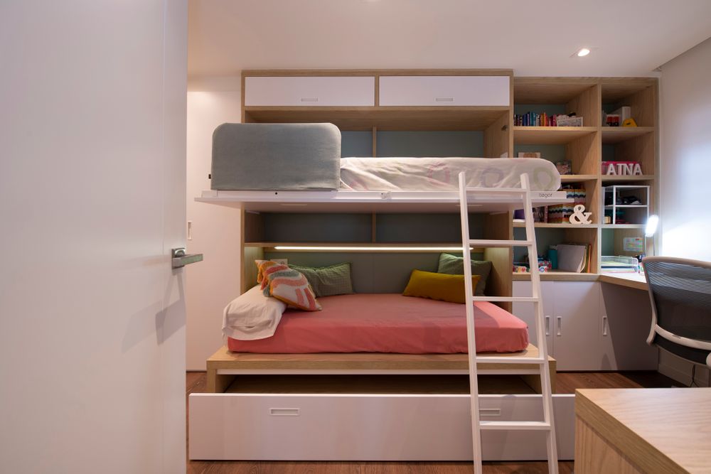 Cama nido con litera abatible y cama supletoria abierta para 3 personas del fabricante Tegar. Dormitorio juvenil