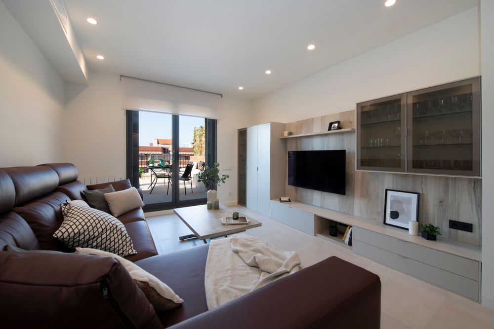 Mueble Tv con diferentes módulos (vitrinas, estantes, armarios, cajones...). Después madera y gris claro