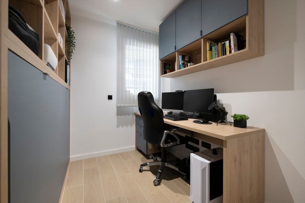 Moble alt despatx amb escriptori amb tons blaus i fusta