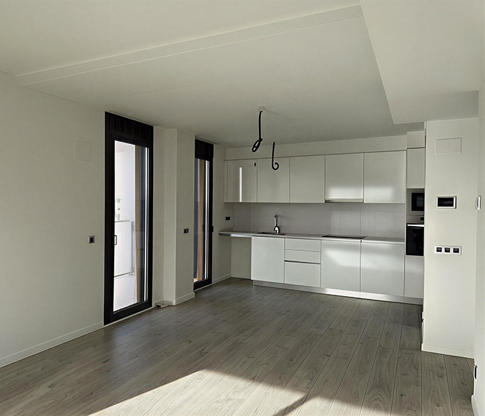 Cocina y salón sin amueblar en piso de obra nueva,