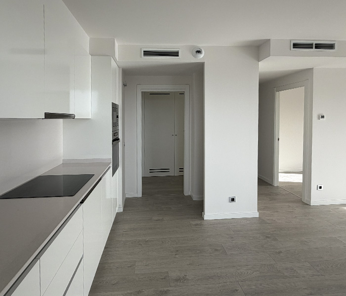 Cocina comedor sin amueblar en un piso de obra nueva en Barcelona