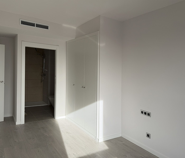 Antes de un dormitorio suite en un piso de obra nueva sin personalizar