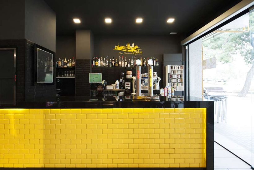 Barra bar azulejos amarillo brillante con marco en negro. Diseño Sincro