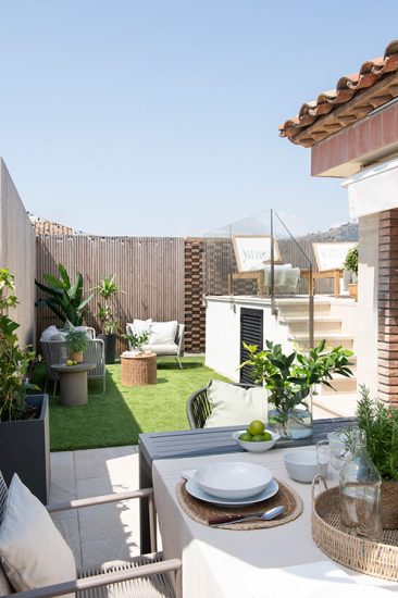 Azotea de un ático en Barcelona reformado por Sincro. Con comedor exterior, piscina, solarium y chill out.