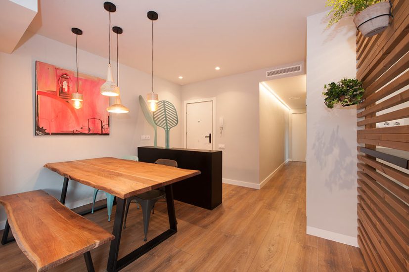 Mesa de comedor con banco de madera y lamparas colgantes