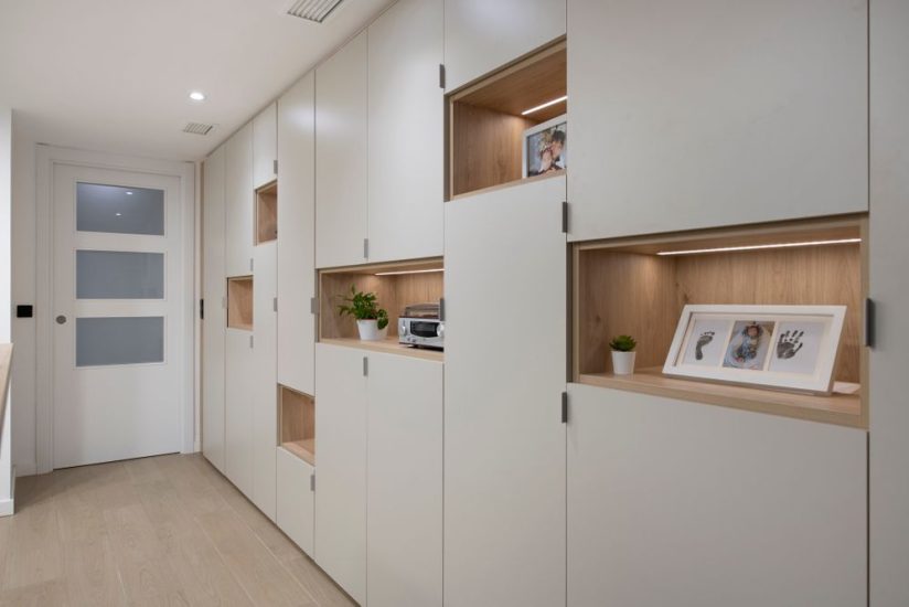 Armario de grandes dimensiones en el salón con huecos para los accesorios de decoración