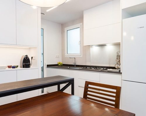 Mobiliario de cocina moderno y de color blanco.