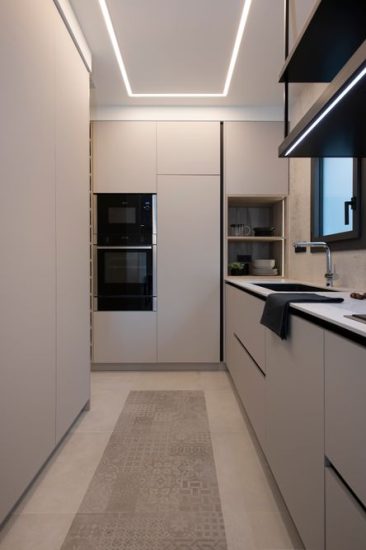 Armarios columna cocina con electrodomésticos integrados. Frigorífico oculto. Y dos huecos en vertical.