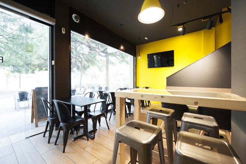 Mesa alta con taburetes restaurante.