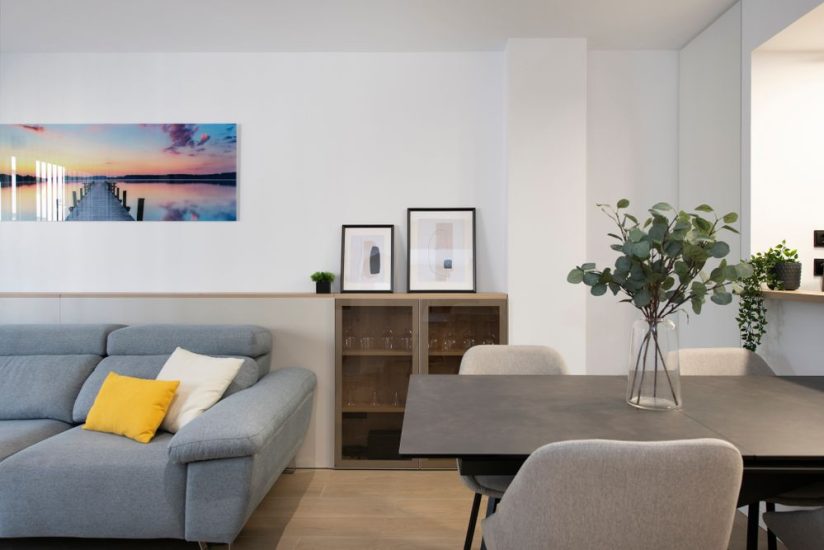 Vitrina para copas en mueble alargado y estrecho con repisa
