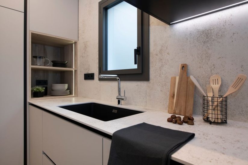 Fregadero Franke en negro que combina que contrasta con el color claro y neutro del mostrador Dekton