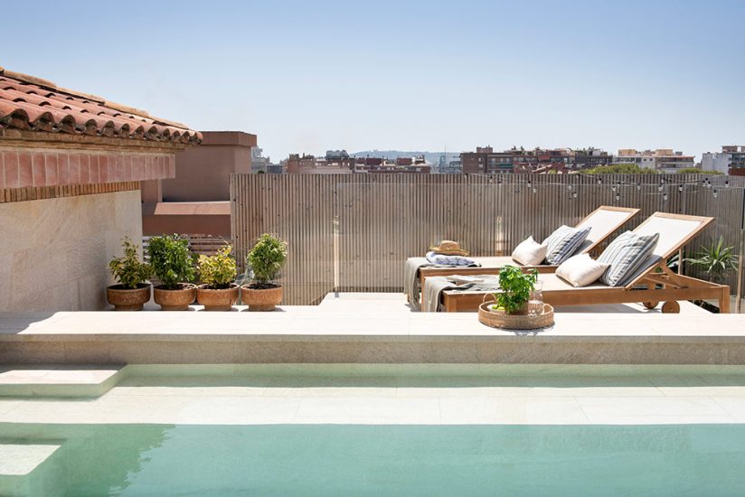 Piscina con banco sumergido