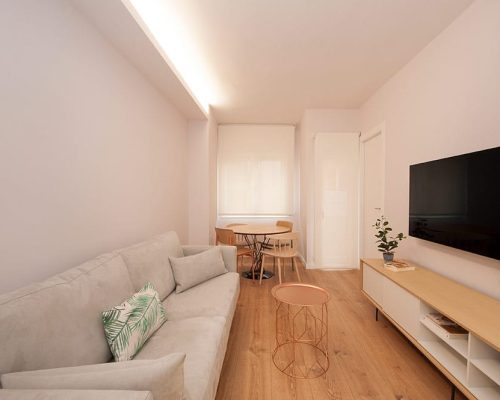 Mobiliari de sala d'estar d'estil escandinau nòrdic. Color gris i fusta