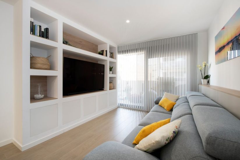 Estructura de pladur con huecos abiertos y cajones como mueble TV