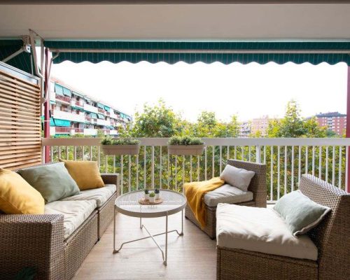 Terraza con mobiliario destinado al relax con vistas a la zona urbana de Barcelona