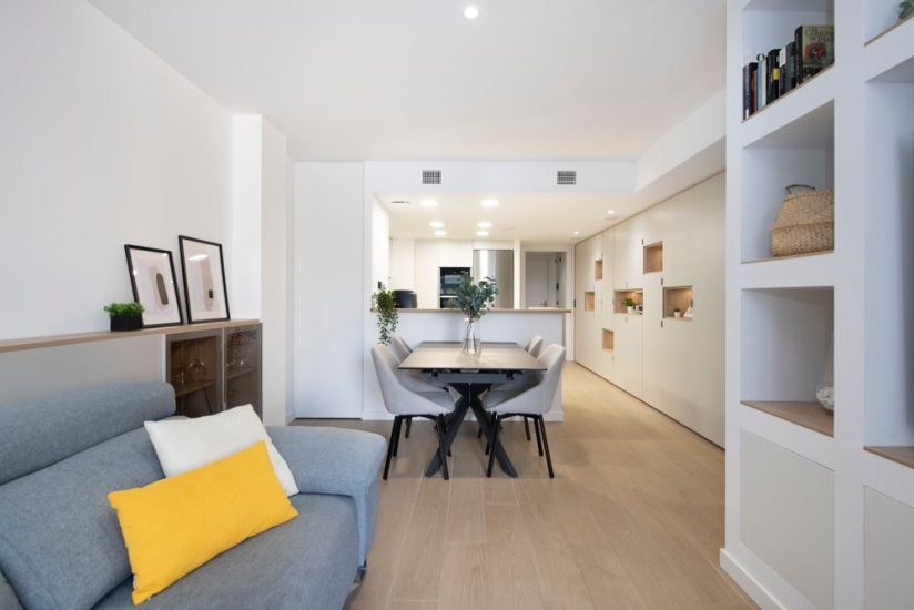 Mobiliario salón comedor con cocina abierta en piso de obra nueva