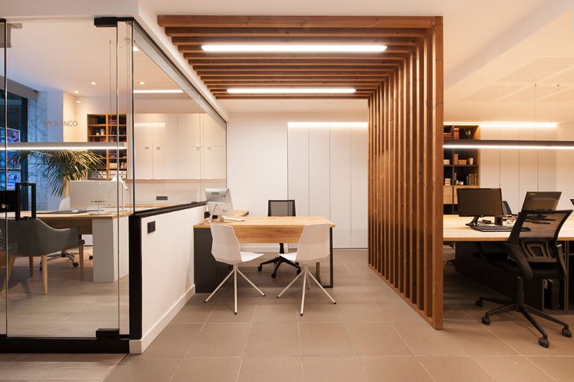 Estructura de listones madera (Gabarró) para separar ambientes oficina.