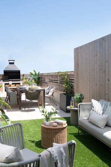 Terraza reformada con diferentes ambientes para disfrutar en la terraza de un ático en Barcelona.