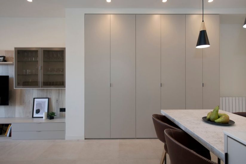 Armario integrado en la pared para el almacenamiento en el salón