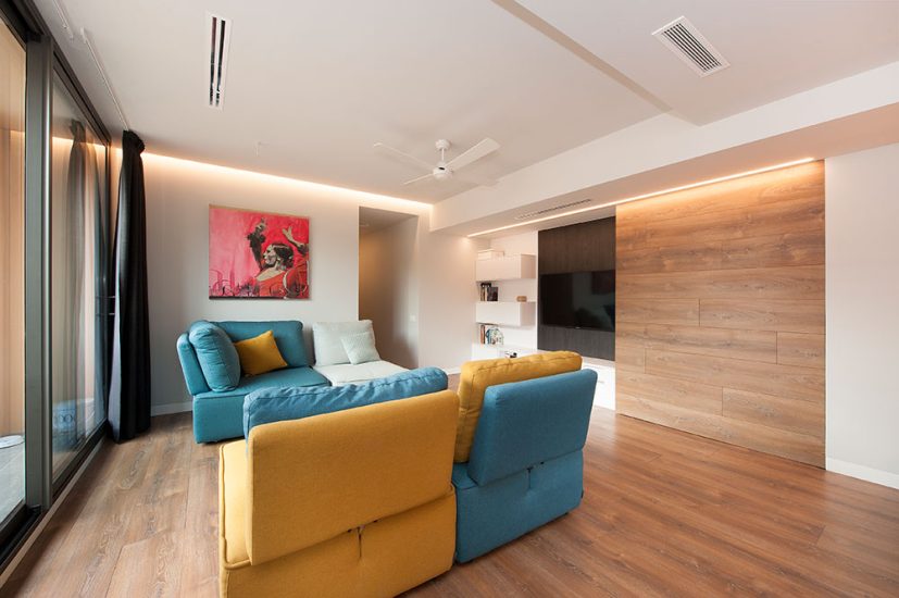 zona muy diáfana y versátil con sofás modulares