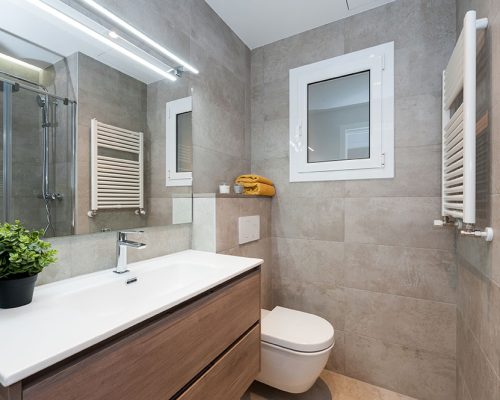 Reforma cuarto de baño en un piso ubicado en la calle Còrsega de Barcelona.