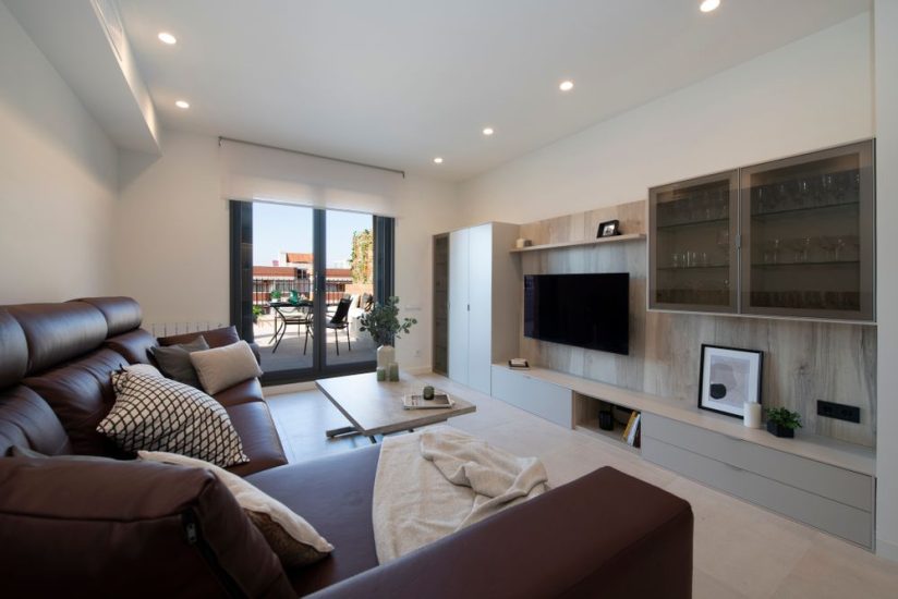 Mueble Tv con diferentes módulos (vitrinas, estantes, armarios, cajones...). Después madera y gris claro