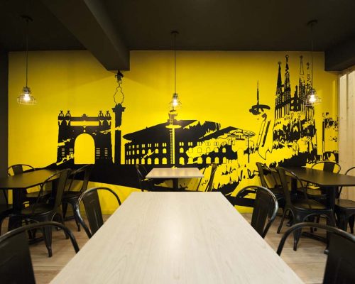 Vinil skyline Barcelona negre i groc paret restaurant