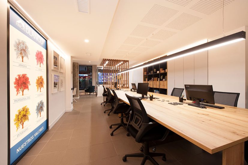Mesa grande de madera en oficina. Proyecto interiorismo Sincro.