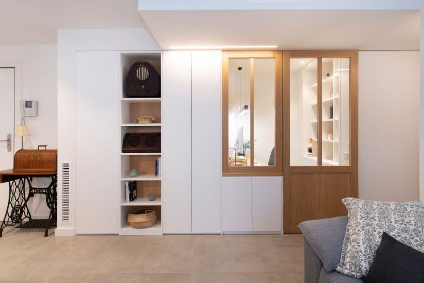 Armari encastat unit al tancament de fusta del despatx