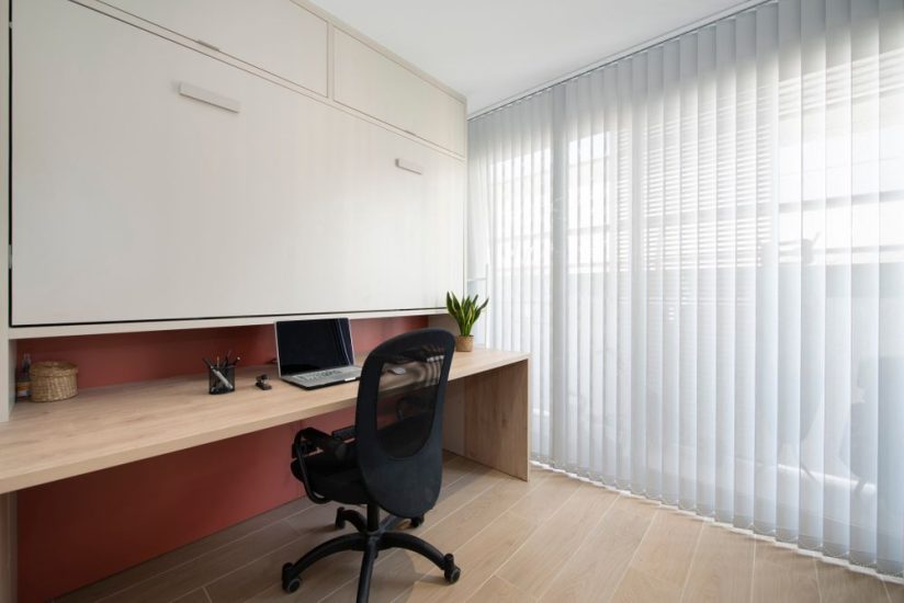 Escritorio de madera con mueble alto con cama abatible. Despacho y dormitorio invitados