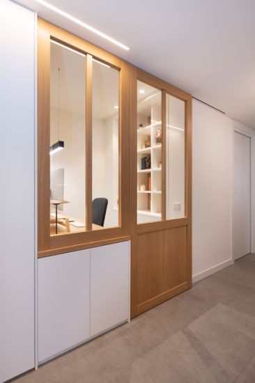 Tancament amb porta corredissa de fusta i vidre per accedir al despatx