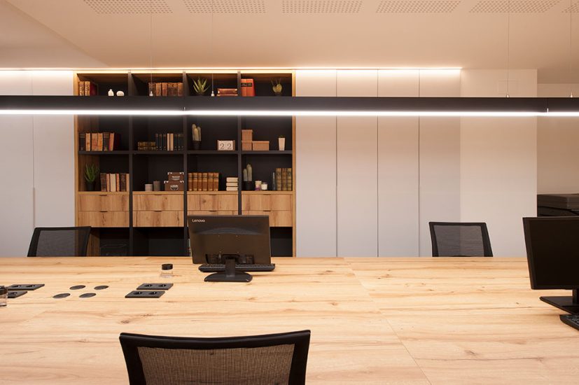 Pantallas led en negro de Kams International Ligthing mesa oficina.