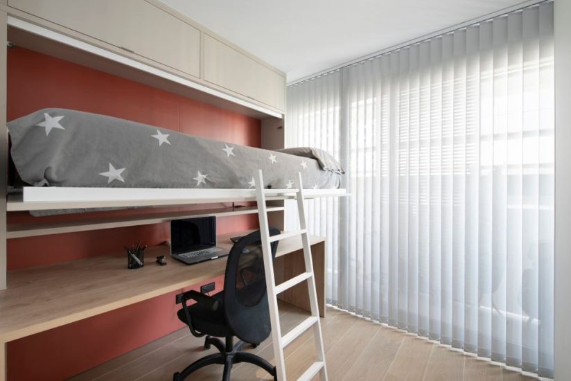 Mueble con escritorio y cama abatible alta con beige y granate