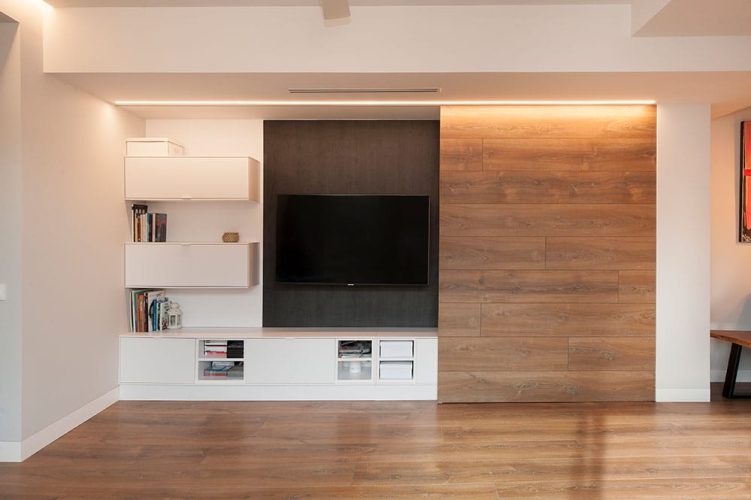 Mueble tv con puerta corredera de madera para ocultar televisión cuando no esté en uso.