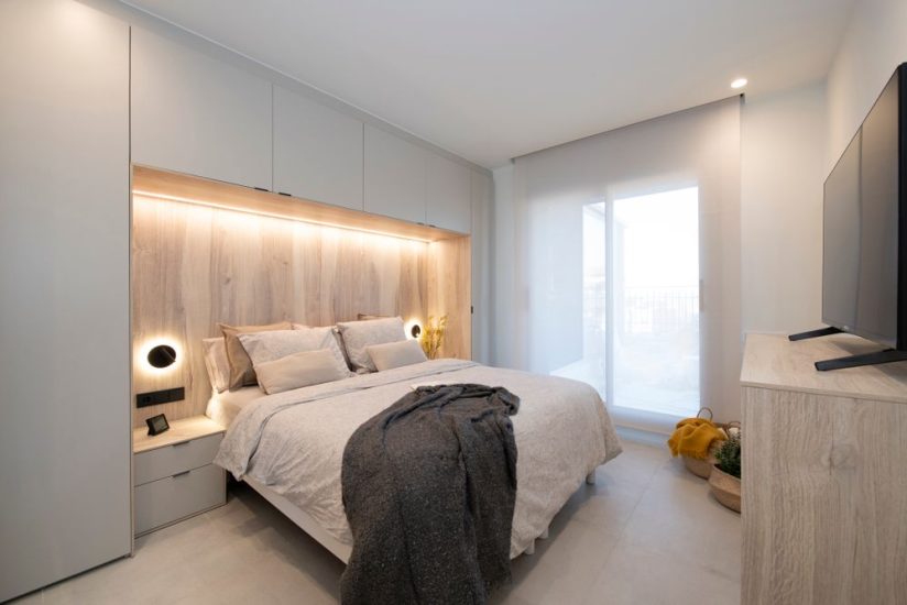 Armario en arco en el dormitorio en acabado madera y gris claro