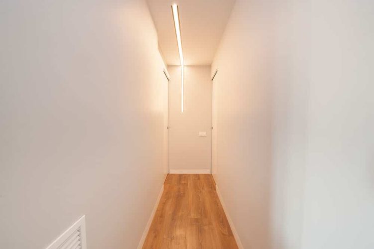 Tira Led en L de diseño para iluminar pasillo de piso.