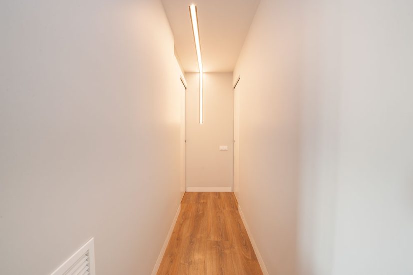 Tira Led en L de diseño para iluminar pasillo de piso.