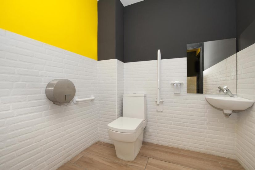 diseño de baños para minusvalidos color negro, amarillo y blanco