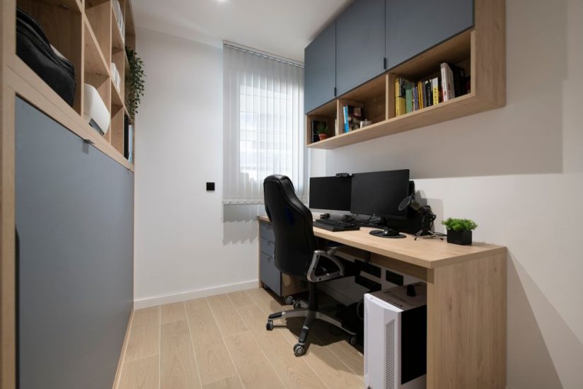 Mueble alto despacho con escritorio en tonos azules y madera