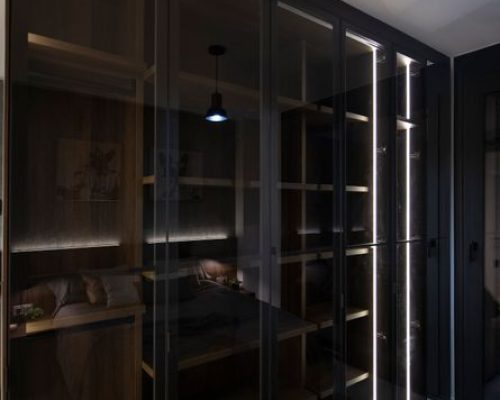 Armari gran amb portes de vidre il·luminat fusta marró fosc