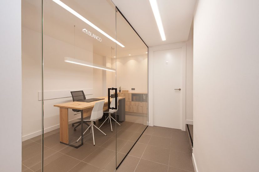 Despacho de la oficina inmobiliaria Fincas Blanco. Diseño interior Sincro.