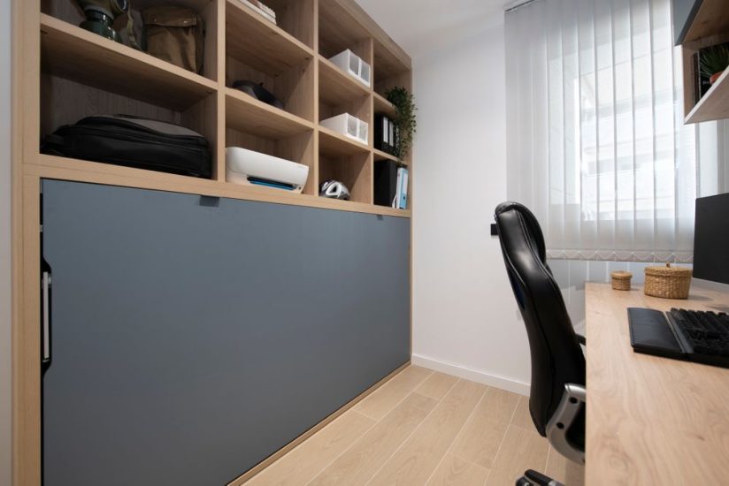 Mueble cama abatible extra cerrada en un despacho dormitorio invitados