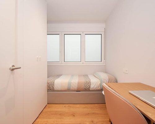 Dormitori de convidats amb escriptori. Reforma de pis a Barcelona.